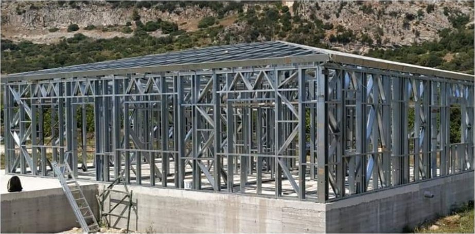 Ο ίδιος τύπος μεταλλικού σκελετού από γαλβανιζέ χάλυβα, στημένος πάνω στη θεμελίωση.